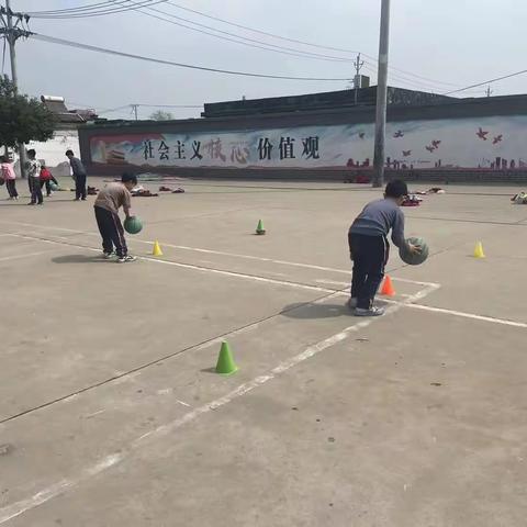 水冶镇阜南小学篮球社团活动掠影