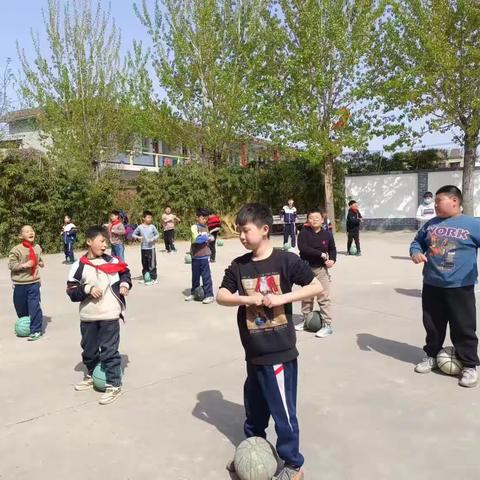 水冶镇南街小学篮球社团活动掠影