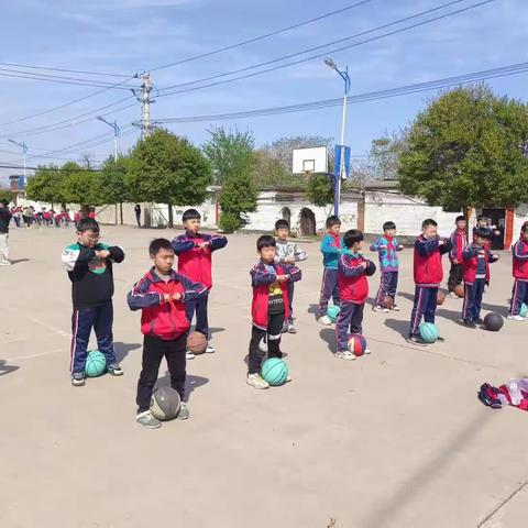 水冶镇阜南小学篮球社团活动掠影