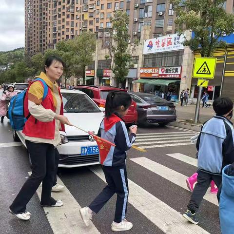 春雨绵绵，风雨无阻，用心护学，为爱站岗/吉星小学三年级（11）班