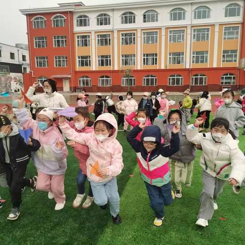 嫣然盛开 清风自徐徐来----一年（10）班“科技节进行时”纸飞机比赛