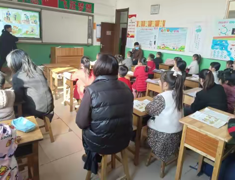 同居小学“全员听评课”活动