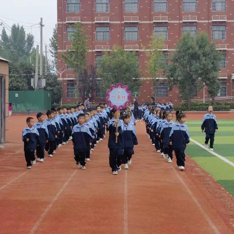 金秋展风采，队列树规范——荥阳市第九小学新学期全校队列队形比赛