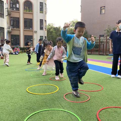 四季康城第二幼儿园大一班晨练第五周