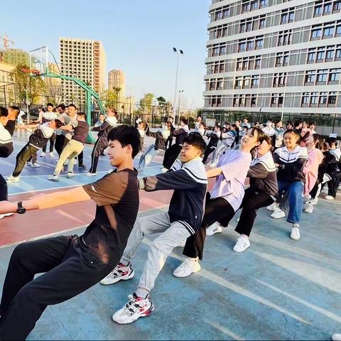 拔河比赛展风采，凝心聚力向未来 —吉安八中城北分校七年级组拔河比赛（副本）