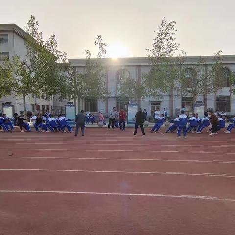 拔河比赛展风采  团结奋进暖人心——实验初级中学初一级部拔河比赛