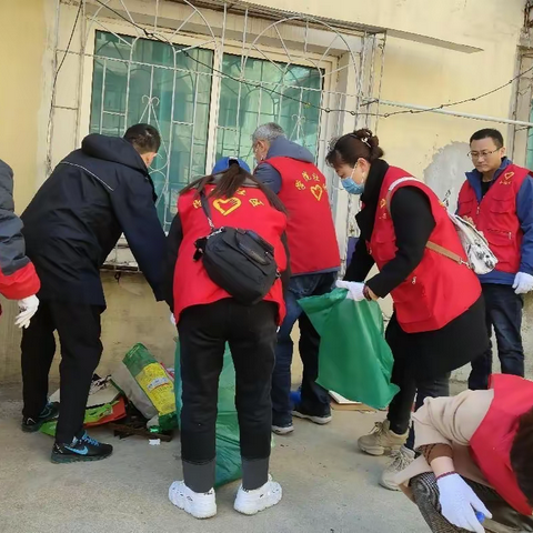 学院社区助力创城 开展乱堆乱放整治活动