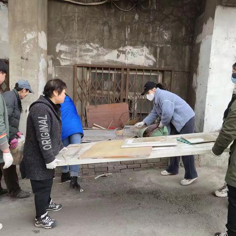 平山街道学院社区清理卫生死角乱堆放