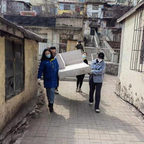 学院社区开展清理整治乱堆乱放