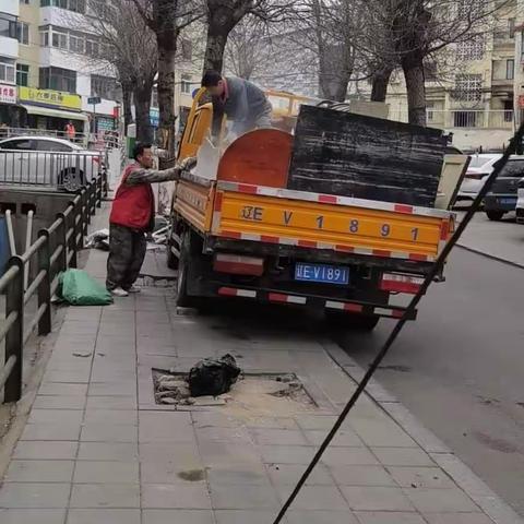 学院社区继续清理楼道堆放