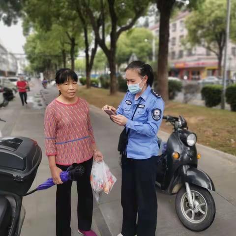 老人街头走失，大浪街道浪口网格员温情送回家