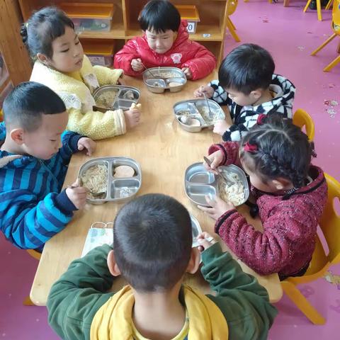 陬市东升幼儿园中一班第八周生活剪影