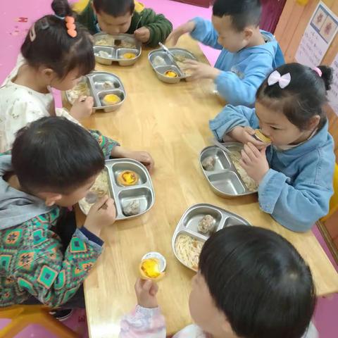 陬市东升幼儿园中一班第十周生活剪影