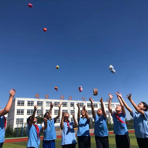 针线飞舞忙 巧手缝沙包—盘石学校小学部五年级劳动周劳动技能大赛