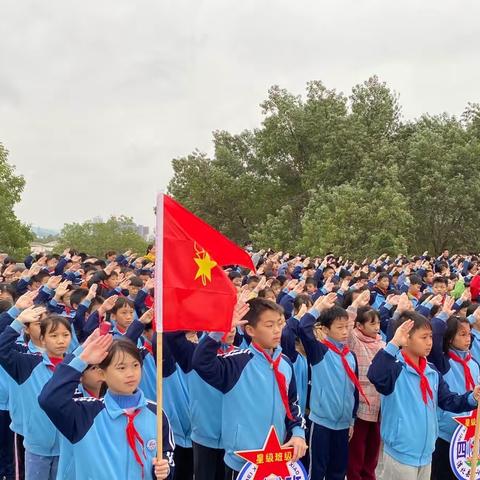 浦北县小江街道金沁小学清明祭扫活动——“缅怀革命先烈，争做四好少年”