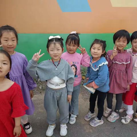 郭湾华龙幼儿园祝大班的小朋友们周末快乐！