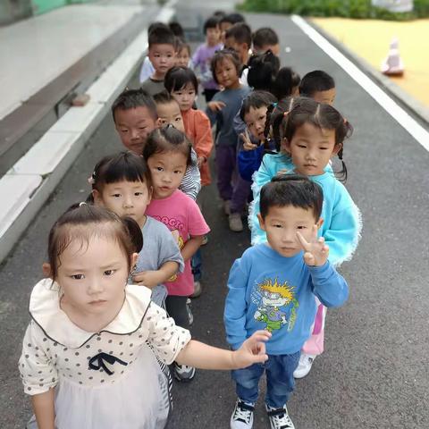郭湾华龙幼儿园祝：小班的小朋友们周末愉快！