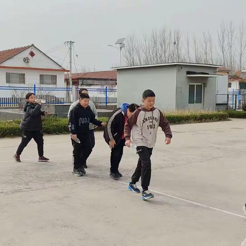 团结一心，共同成长——夏庄镇南直小学“抛水瓶”心理健康活动