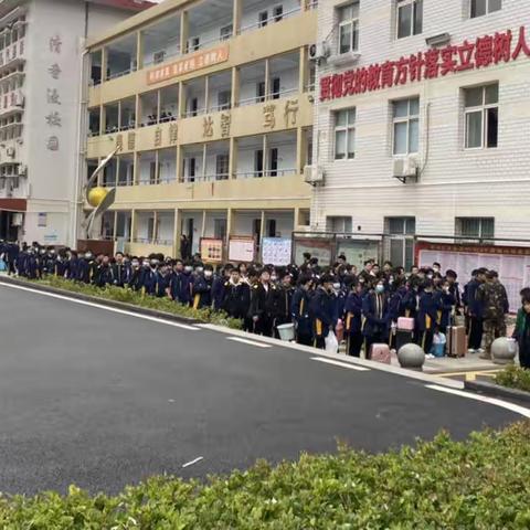 实高学子风姿飒飒，国防教育正当时