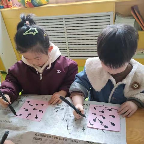 西和县幼儿园小四班手指点画活动:小蝌蚪