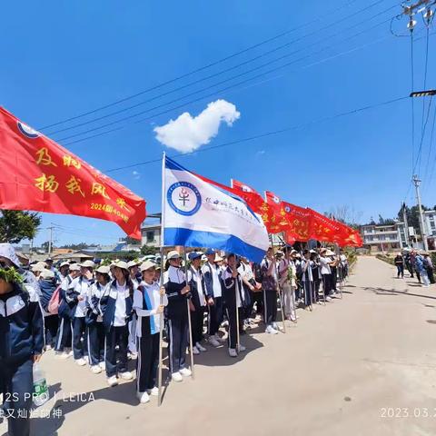 阳春三月华师牟定附中（牟定县第一高级中学）高二年级举行远足励志春游活动