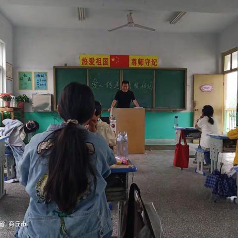 “爱心传递    情暖校园”主题班会