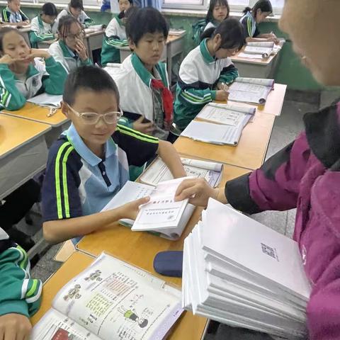 习校园规范，展礼仪风采———邢台市第二十六中学七年级学习学生手册活动