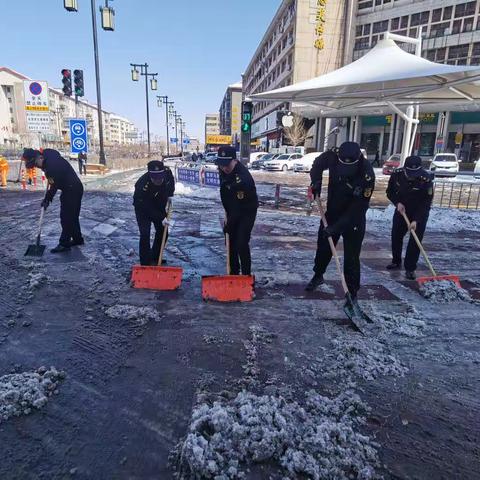 银装素裹雪景美 除冰扫雪暖人心