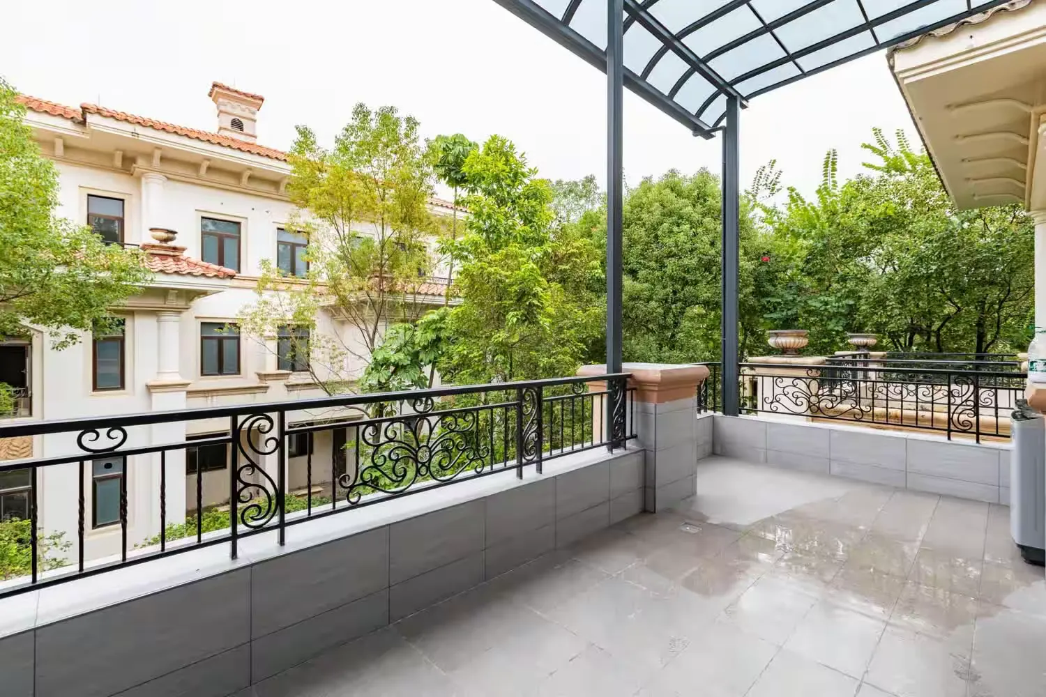 清远恒大新装修全瓷砖上墙简约别墅10房24床10卫