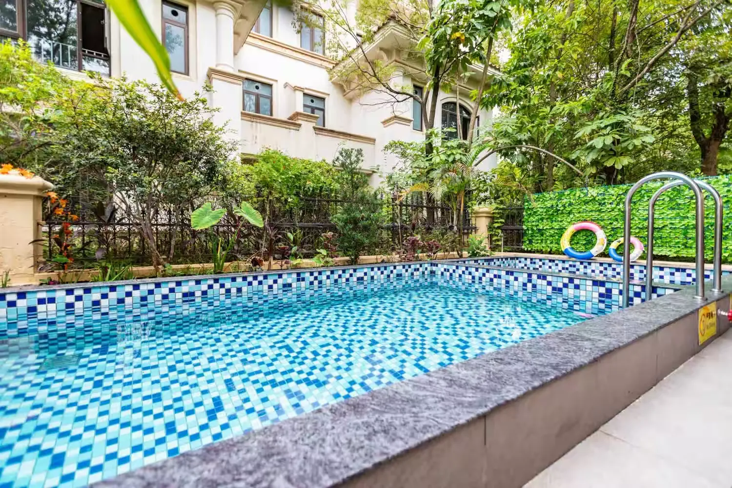 清远恒大新装修全瓷砖上墙简约别墅10房24床10卫