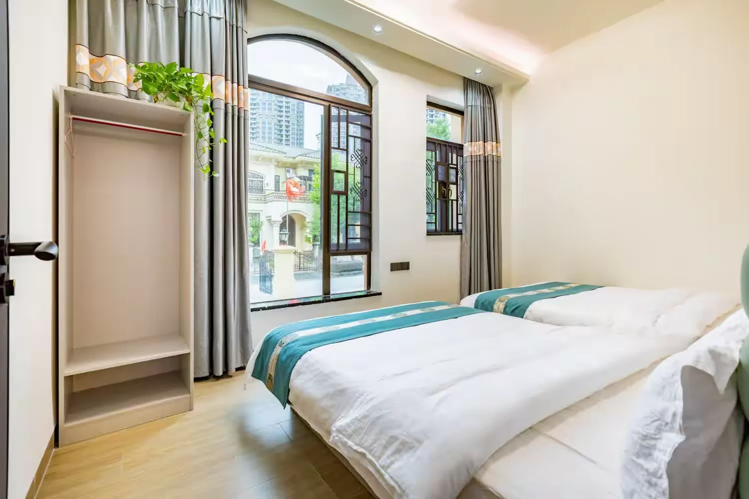 清远恒大新装修全瓷砖上墙简约别墅10房24床10卫