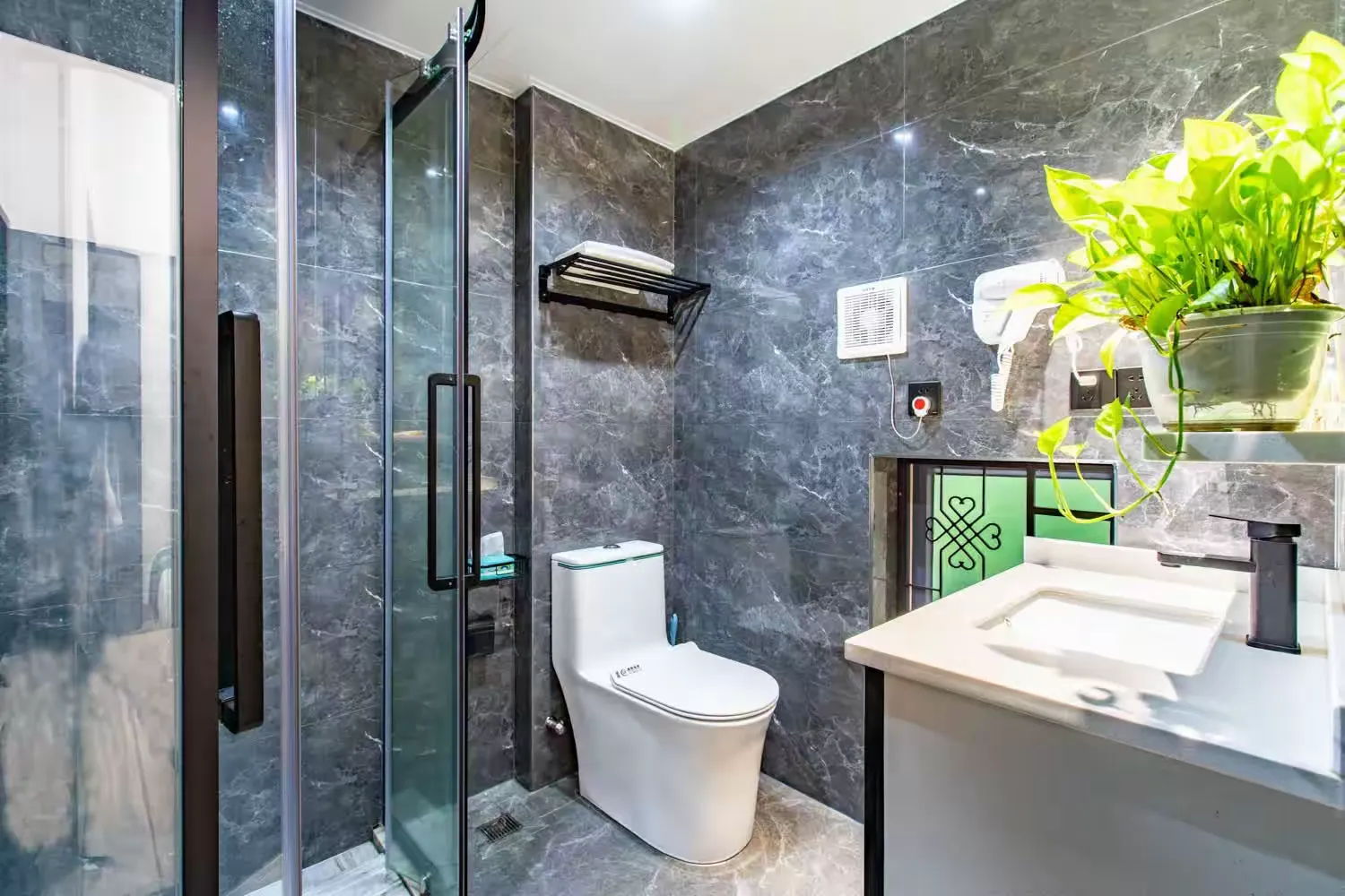 清远恒大新装修全瓷砖上墙简约别墅10房24床10卫