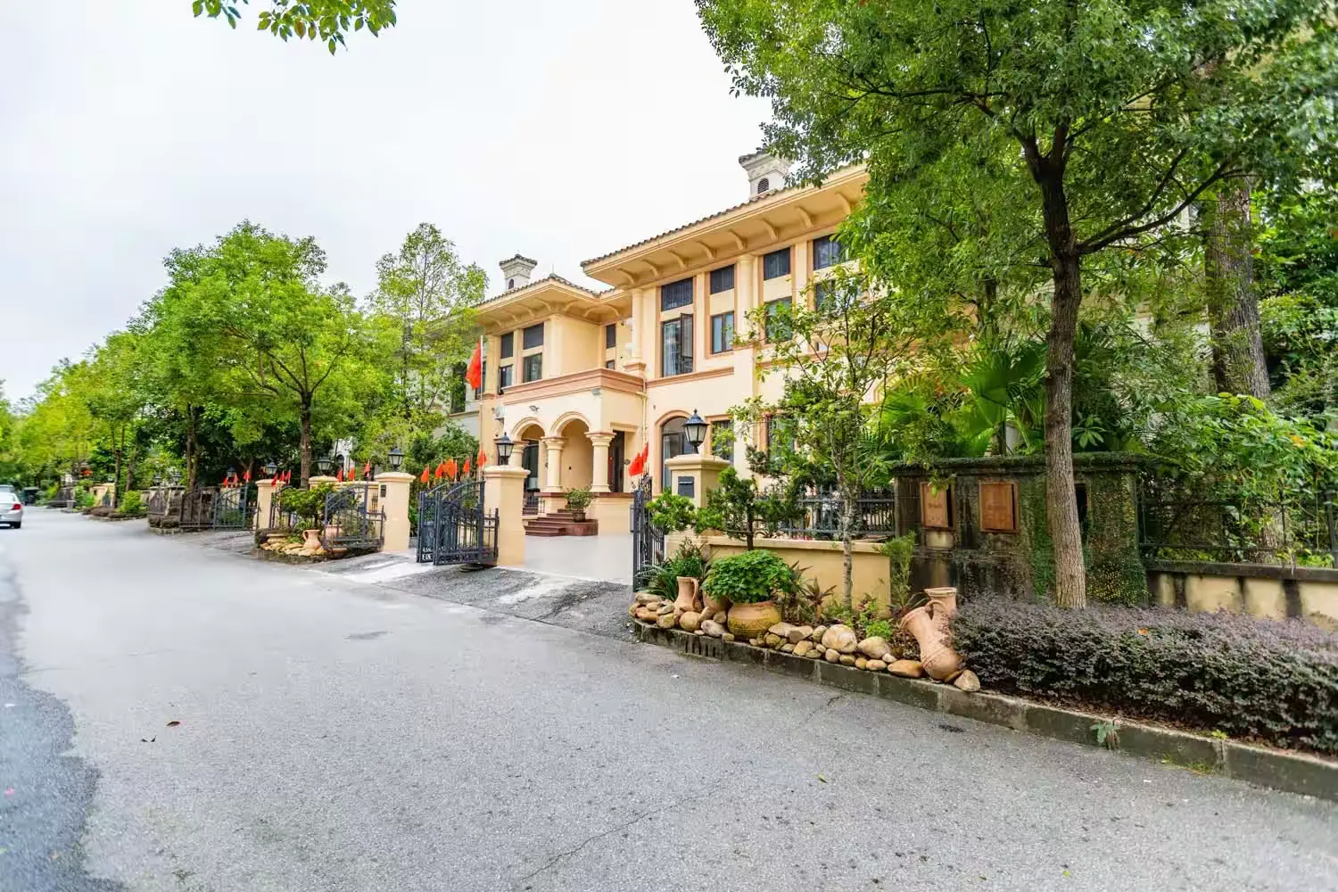 清远恒大新装修全瓷砖上墙简约别墅10房24床10卫