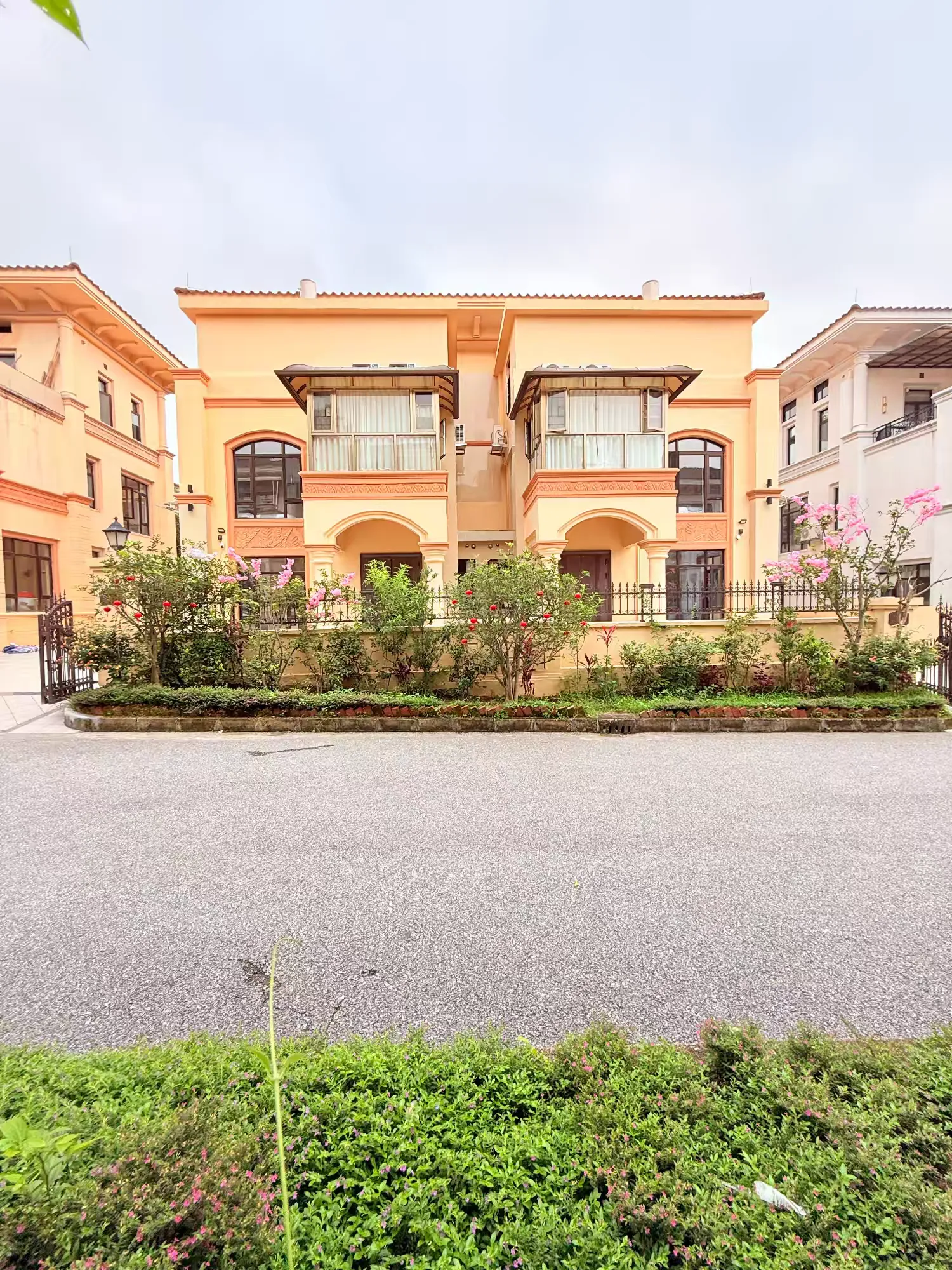 清远恒大双拼联排18房34床16卫全新装修网红简约度假别墅独立K房