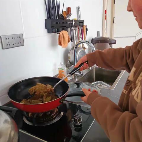 “青春有担当，劳动正当时——我为父母做美食”——三道通镇中学八年一班