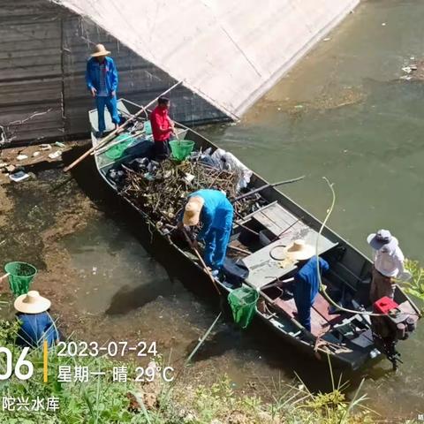 陀兴水库安排干部、职工清理库区漂浮物，饮用水水源保护工作刻不容缓