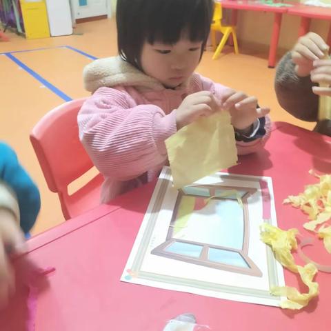 启源幼儿园小三班艺术活动《挂窗帘》