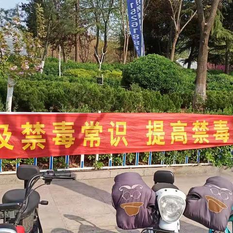 增强居民群众的识毒防毒拒毒意识，党家庄加强社区广场禁毒宣传