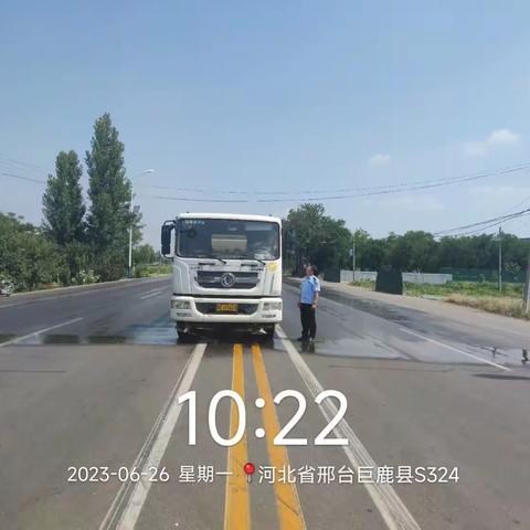 科学精准作业持续加大国省干线公路湿扫洒水力度