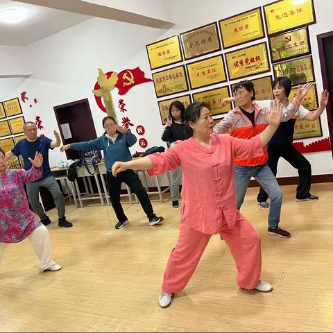 新时代文明实践|舒缓之中扬白鹤亮翅 方寸之间展太极魅力 延光社区太极拳公益课堂