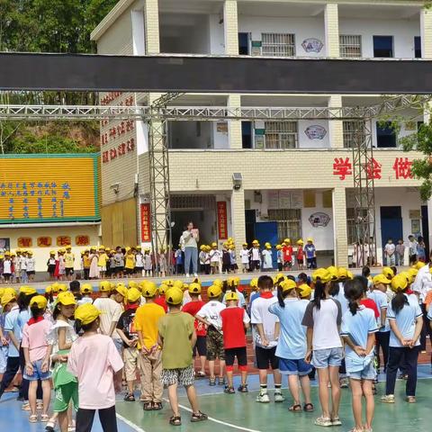 张黄镇中心小学别样活动庆“双节”