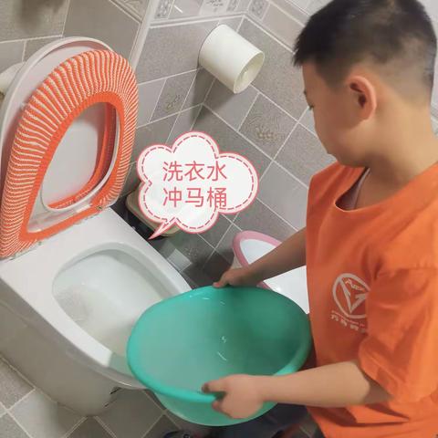 世界水日“一滴水，一片绿，一个地球。”