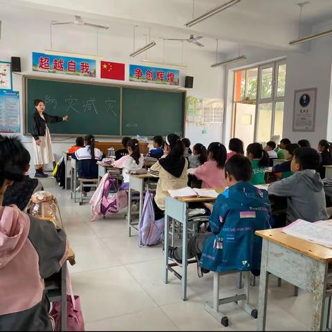 岭二小学“5.12”防灾减灾