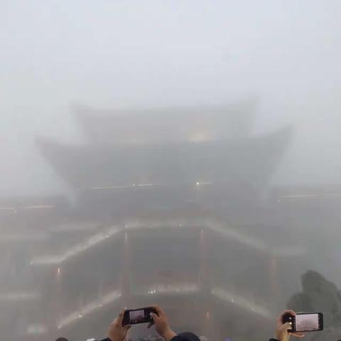 雨中登老君山