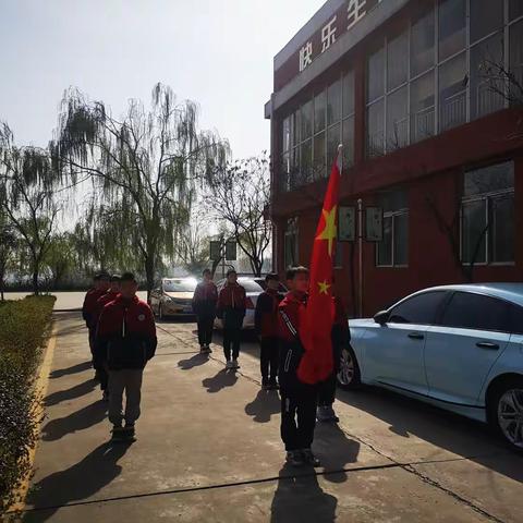 “关注安全，关爱生命”——五年级升旗仪式