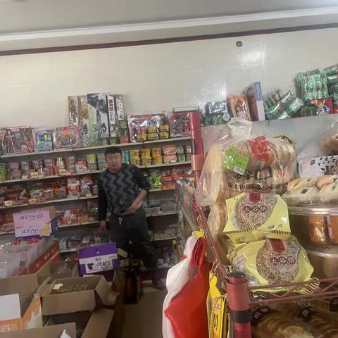 下裴村干部对保联商户进行食品安全督导