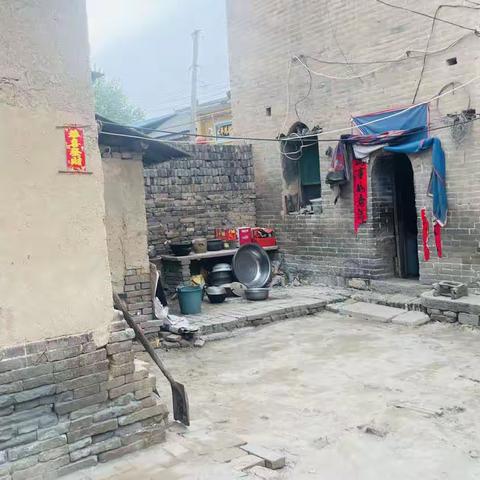 下裴村委前去五保户家观察是否具备家庭改造条件