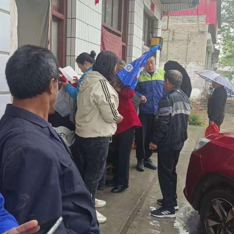 下裴地力补贴清册表，村民签字按手印盖章后公示