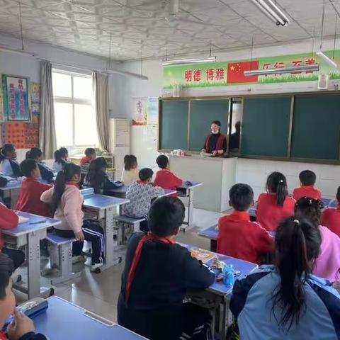 宁家埠学区中心小学三年级二班  家长进课堂～手摇发电小手工