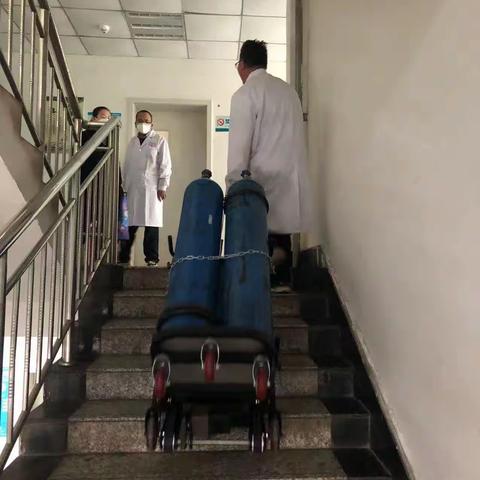 【洮河生态建设管护中心职工医院】氧气瓶搬运有了好方法好工具